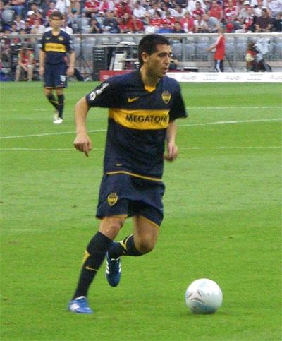 Juan Román Riquelme with the ball on the pitch