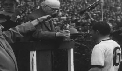 German player receiving trophy